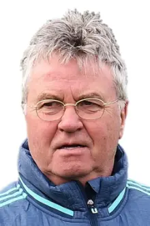 Guus Hiddink como: Ele mesmo