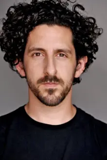 Adam Shapiro como: Max