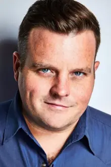 Adam Bartley como: Harry Simon