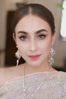 Katreeya English como: Khun Ying Tarpthip