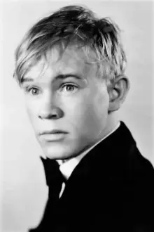 William Benedict como: Whitey (as Billy Benedict)