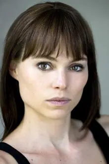 Tallulah Sheffield como: Robyn