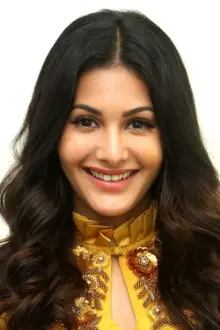 Amyra Dastur como: Pari Patel