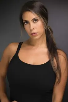 Gigi Saul Guerrero como: Isabella