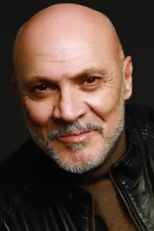 Juan Fernández como: Tomás Oreiro