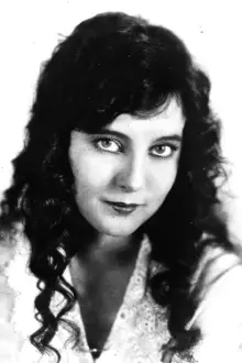 Lottie Pickford como: Esther , the Gypsy Heroine