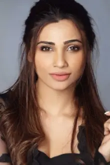 Daisy Shah como: Sanjana Singh