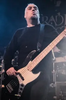 Stephen Edmondson como: Self - Bass Guitar