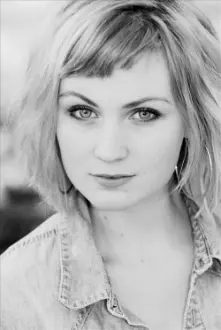 Hannah Daniel como: Cerys Jones