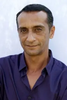 Hitham Omari como: Adel