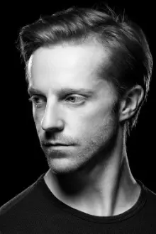 Steven McRae como: Magician / Mad Hatter