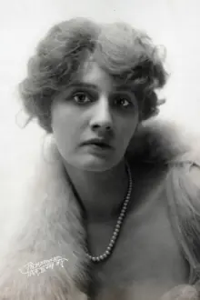 Gertrude McCoy como: Sylvia Graeme