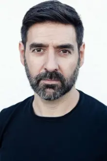 Alberto Lozano como: Víctor