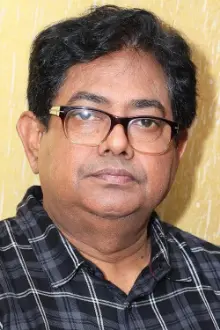 Shankar Chakraborty como: Biswas Roy