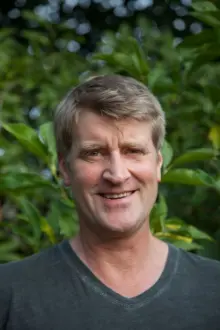 Pete Nelson como: Himself - Host