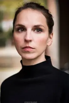 Caroline Erikson como: Maya