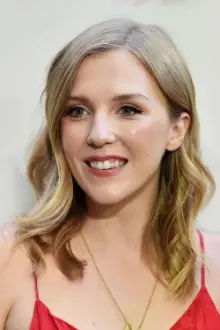 Beattie Edmondson como: Sarah Francis