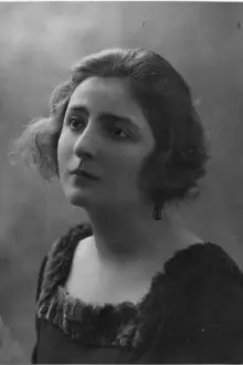 Hélène Darly como: Anna Galupin