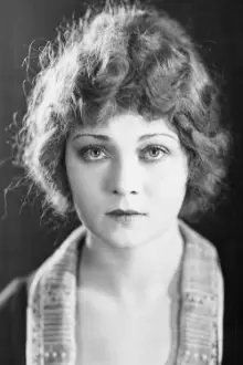 Mary Warren como: Maude Harcourt