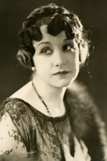 Alice Hollister como: Doris Harris - his wife