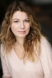 Juliette Meyniac como: Valérie Achard