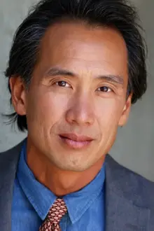 Andrew Tinpo Lee como: Mr. Lewis