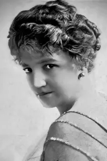 Adele Farrington como: Her Aunt Betty