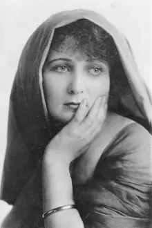 Gretchen Lederer como: Blanche Dillon