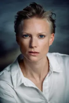 Lise Risom Olsen como: Liz Hand