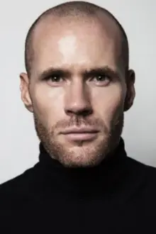 Oliver Trevena como: Covek