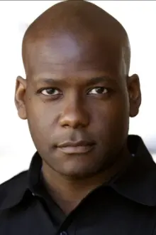 Jason Sims-Prewitt como: Titus Freeman