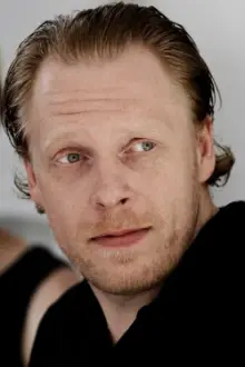 Kristian Høgh Jeppesen como: Bo