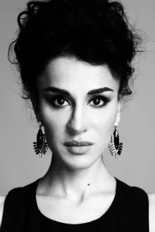 Layla Alizada como: Meena