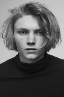 Ulrik Munther como: John