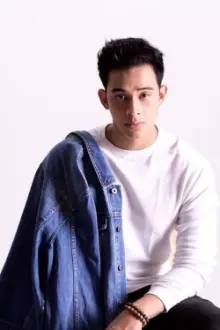 Diego Loyzaga como: Dindo