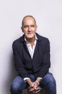 Kevin McCloud como: Presenter