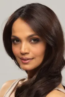 Aamina Sheikh como: Fatima