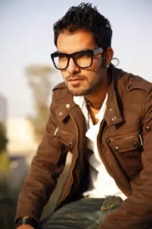 Yasir Hussain como: Shafiq
