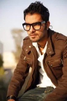 Yasir Hussain como: Mutazalzal a.k.a. Moti