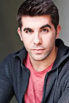 Simon Lipkin como: Aaron