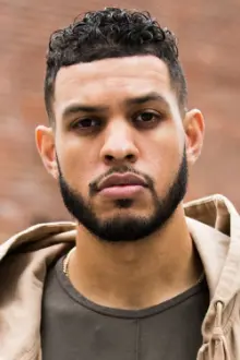 Sarunas J. Jackson como: Dominic