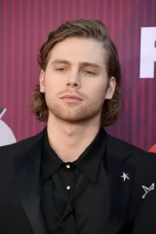 Luke Hemmings como: 