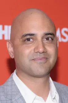 Ayad Akhtar como: Hassan