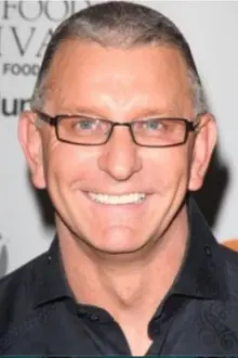 Robert Irvine como: Himself - Host