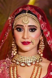 Shivangi Joshi como: Naira