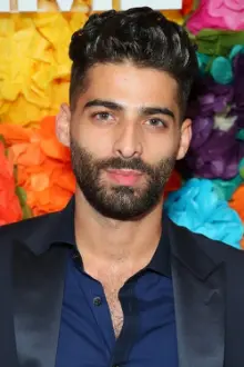 Jason Canela como: Patricio Dillon