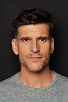 Osher Günsberg como: Self - Narrator