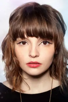 Lauren Mayberry como: Ela mesma