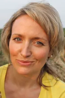 Kate Quilton como: Self - Presenter