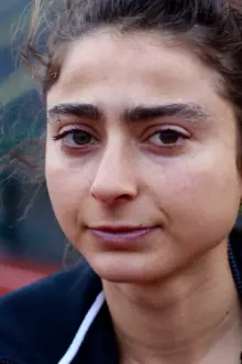 Alexi Pappas como: Lily